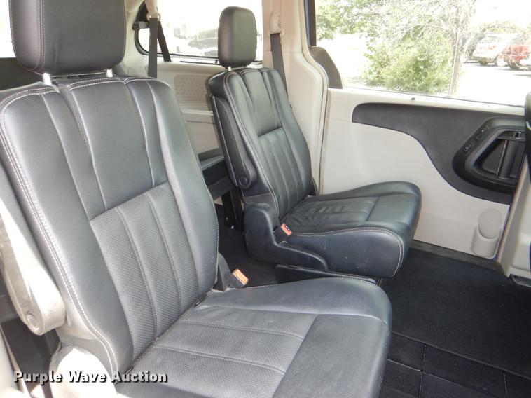 image for item DG4764 2012 Chrysler Town & Country van