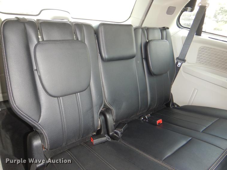 image for item DG4764 2012 Chrysler Town & Country van