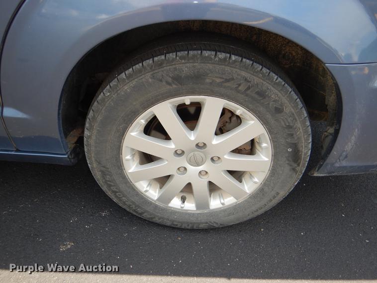 image for item DG4764 2012 Chrysler Town & Country van