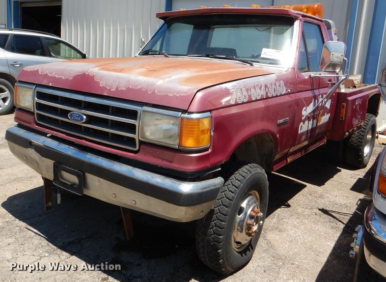 image for item DG4767 1990 Ford F350 XLT Lariat tow truck