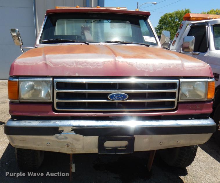 image for item DG4767 1990 Ford F350 XLT Lariat tow truck