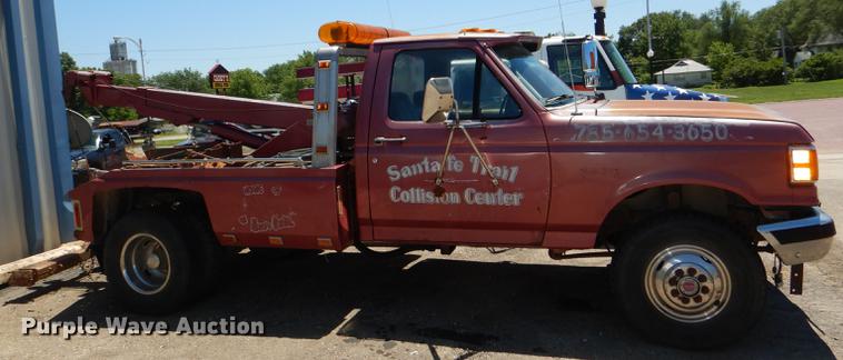 image for item DG4767 1990 Ford F350 XLT Lariat tow truck