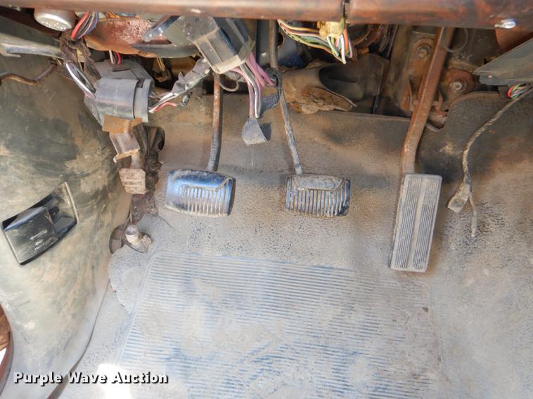 image for item DG4767 1990 Ford F350 XLT Lariat tow truck