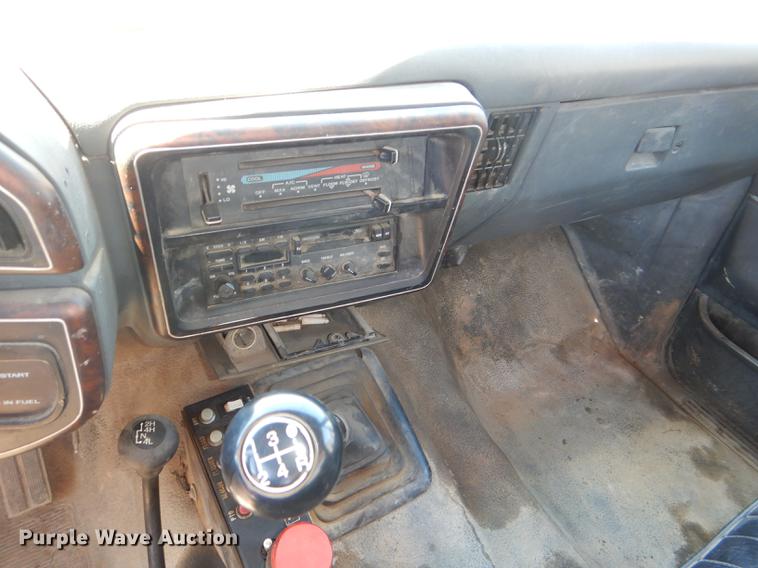 image for item DG4767 1990 Ford F350 XLT Lariat tow truck