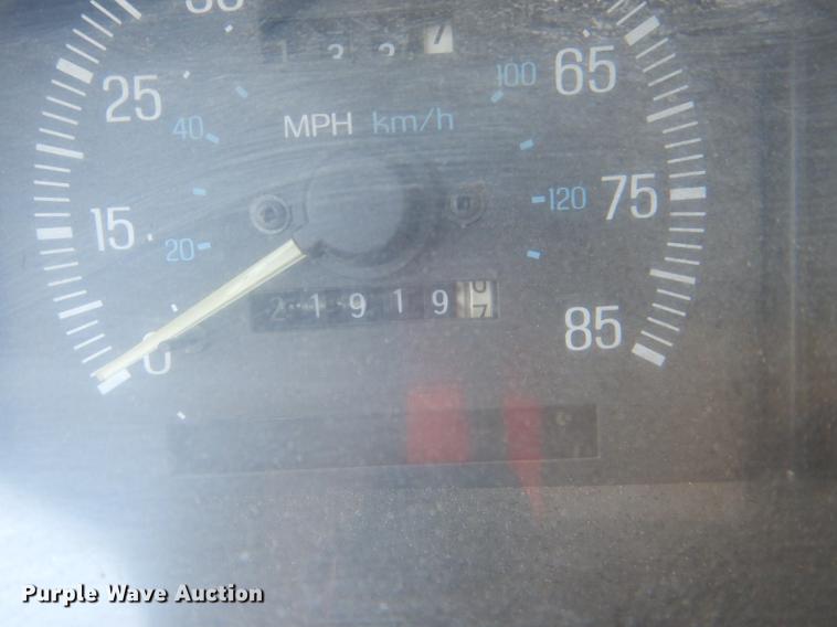 image for item DG4767 1990 Ford F350 XLT Lariat tow truck