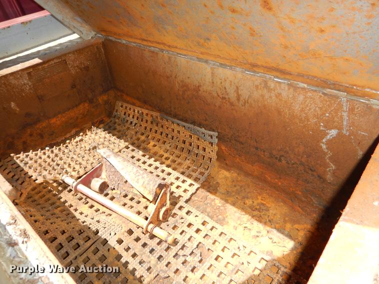 image for item DG4767 1990 Ford F350 XLT Lariat tow truck