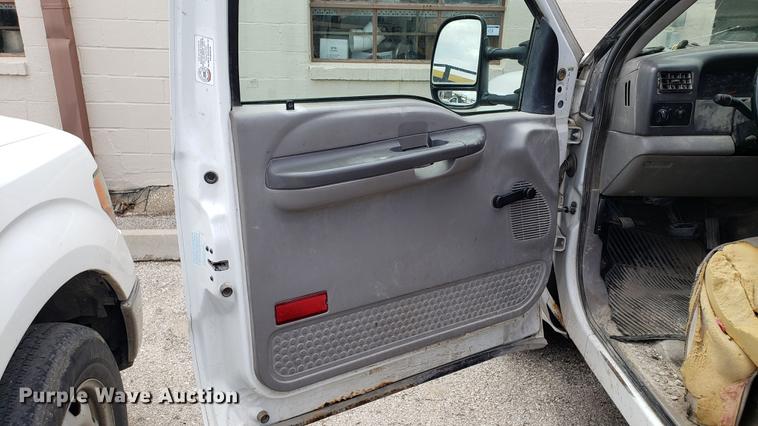 image for item EU9774 2001 Ford F350 Super Duty utility bed pickup truck