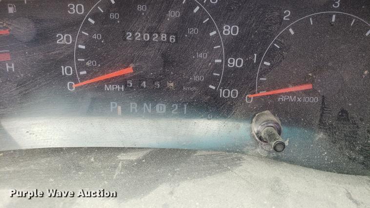 image for item EU9774 2001 Ford F350 Super Duty utility bed pickup truck