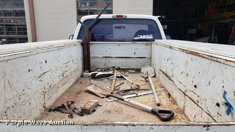 image for item EU9774 2001 Ford F350 Super Duty utility bed pickup truck