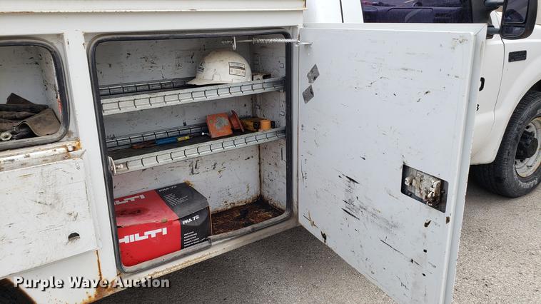 image for item EU9774 2001 Ford F350 Super Duty utility bed pickup truck