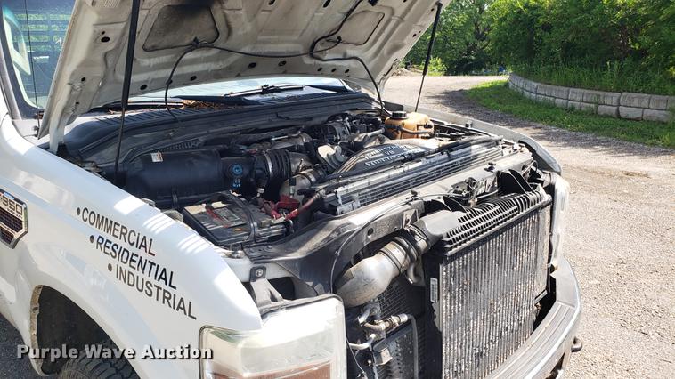 image for item EU9775 2008 Ford F350 Super Duty Crew Cab flatbed pickup truck