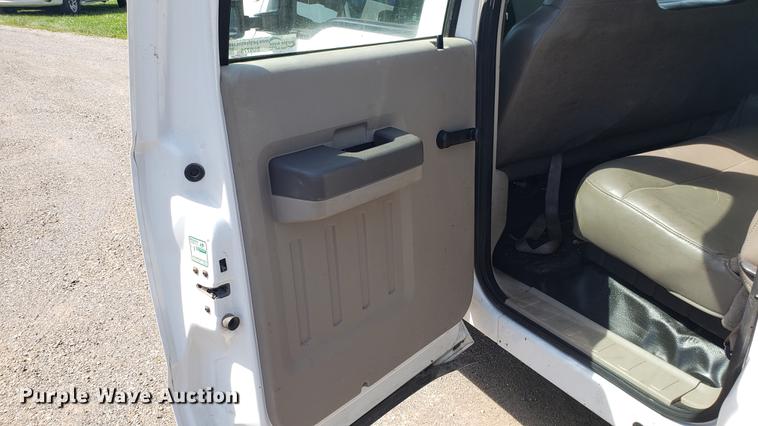 image for item EU9775 2008 Ford F350 Super Duty Crew Cab flatbed pickup truck