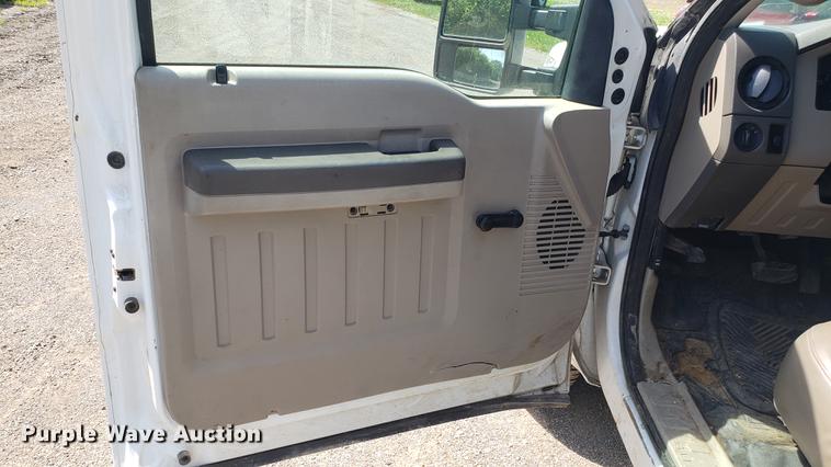 image for item EU9775 2008 Ford F350 Super Duty Crew Cab flatbed pickup truck