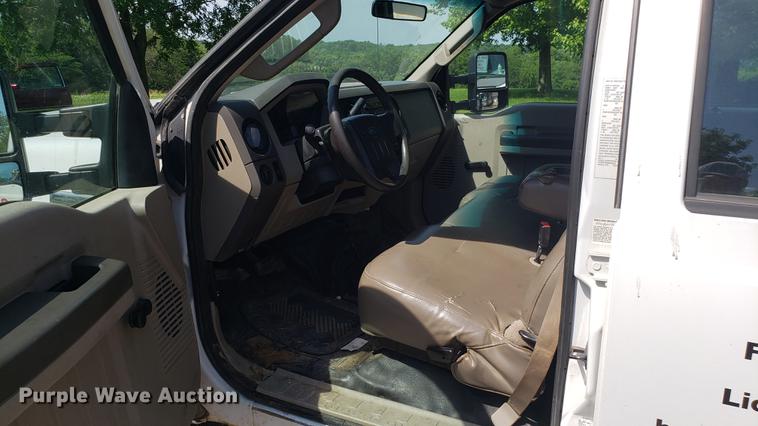 image for item EU9775 2008 Ford F350 Super Duty Crew Cab flatbed pickup truck