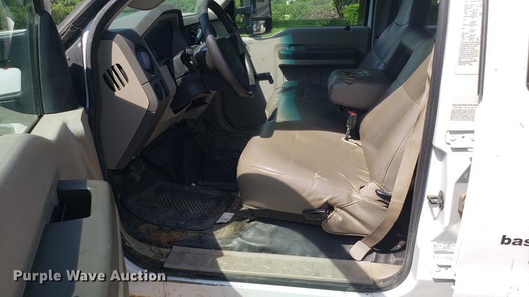 image for item EU9775 2008 Ford F350 Super Duty Crew Cab flatbed pickup truck