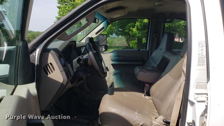 image for item EU9775 2008 Ford F350 Super Duty Crew Cab flatbed pickup truck