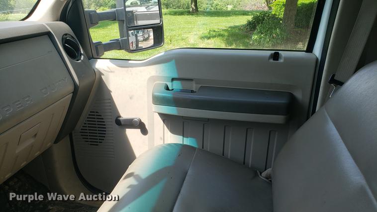 image for item EU9775 2008 Ford F350 Super Duty Crew Cab flatbed pickup truck