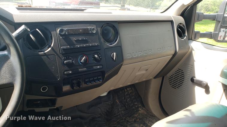 image for item EU9775 2008 Ford F350 Super Duty Crew Cab flatbed pickup truck