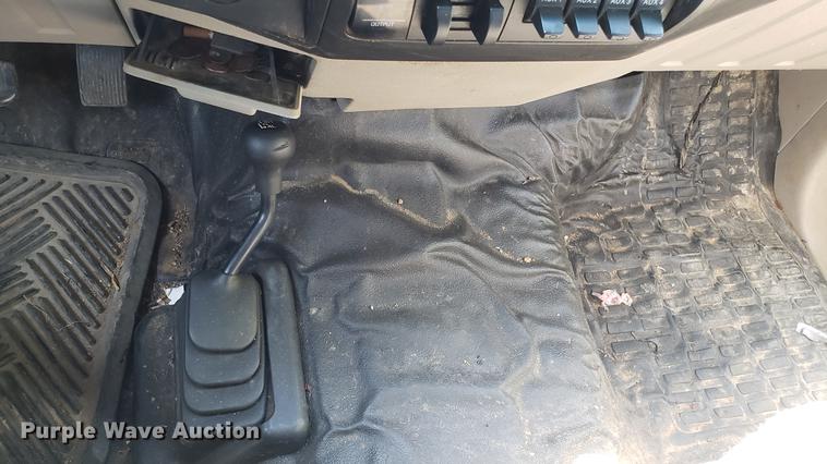 image for item EU9775 2008 Ford F350 Super Duty Crew Cab flatbed pickup truck