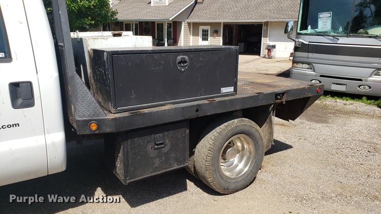 image for item EU9775 2008 Ford F350 Super Duty Crew Cab flatbed pickup truck