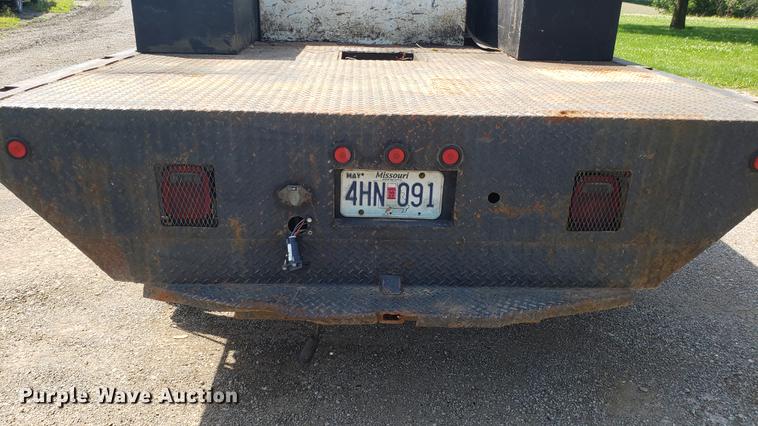 image for item EU9775 2008 Ford F350 Super Duty Crew Cab flatbed pickup truck