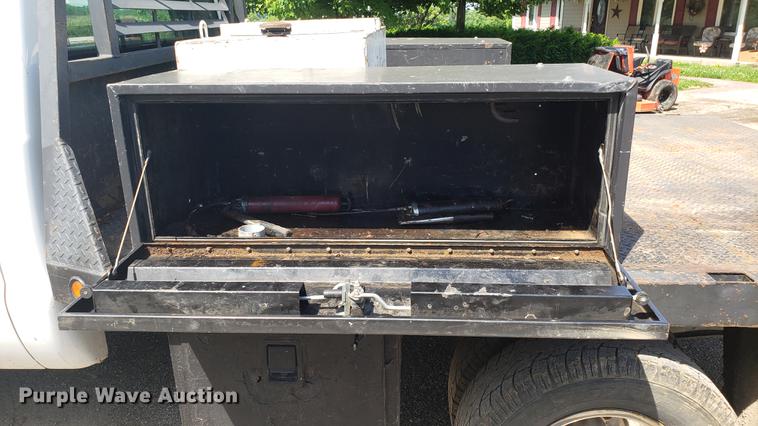 image for item EU9775 2008 Ford F350 Super Duty Crew Cab flatbed pickup truck