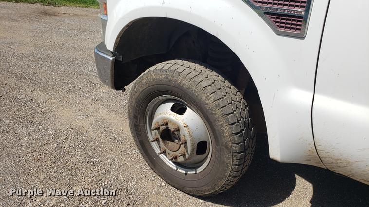 image for item EU9775 2008 Ford F350 Super Duty Crew Cab flatbed pickup truck