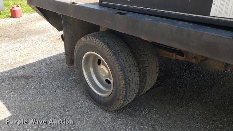 image for item EU9775 2008 Ford F350 Super Duty Crew Cab flatbed pickup truck