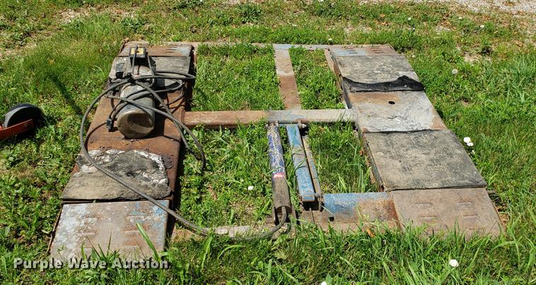 image for item EU9791 Automotive lift