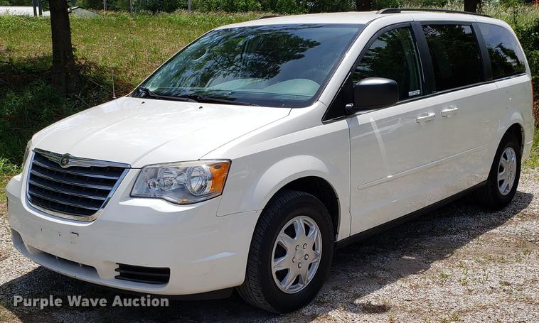 image for item EU9796 2010 Chrysler Town & Country van