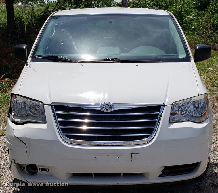 image for item EU9796 2010 Chrysler Town & Country van