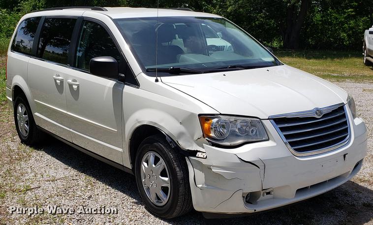 image for item EU9796 2010 Chrysler Town & Country van