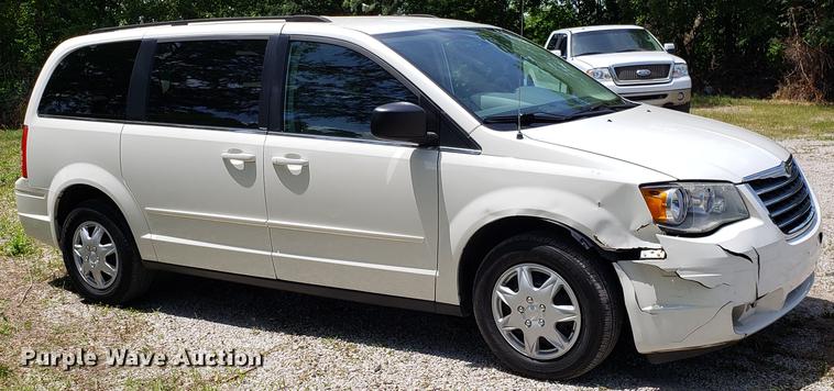 image for item EU9796 2010 Chrysler Town & Country van