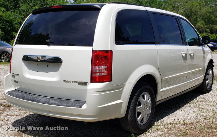image for item EU9796 2010 Chrysler Town & Country van