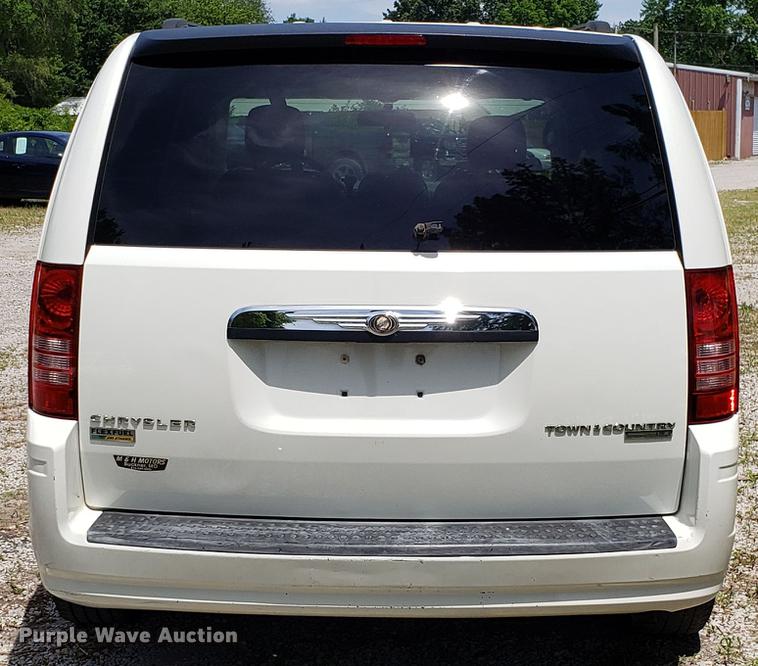 image for item EU9796 2010 Chrysler Town & Country van