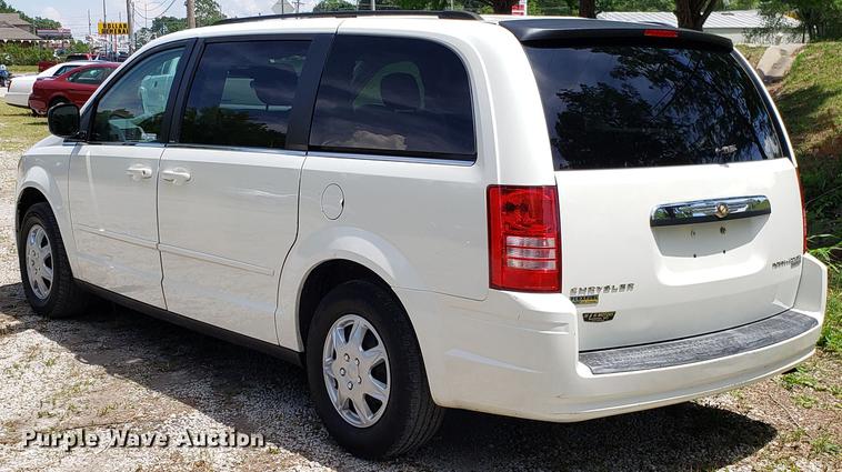 image for item EU9796 2010 Chrysler Town & Country van