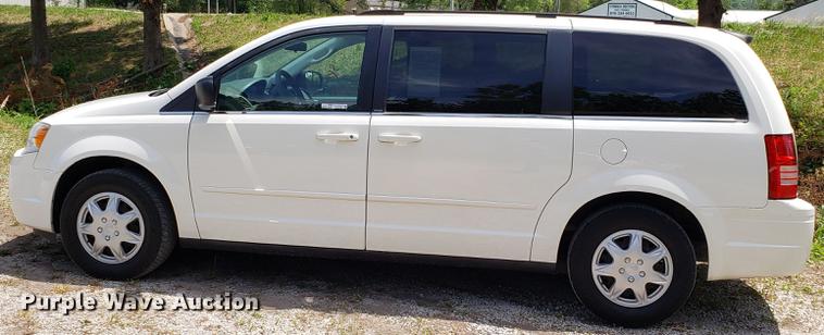 image for item EU9796 2010 Chrysler Town & Country van