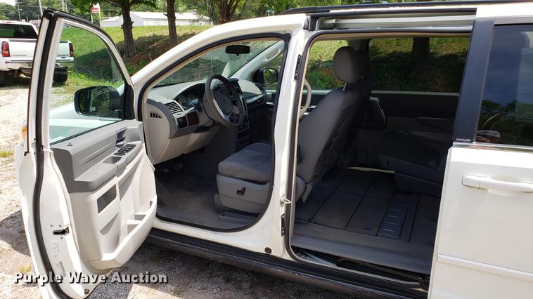 image for item EU9796 2010 Chrysler Town & Country van