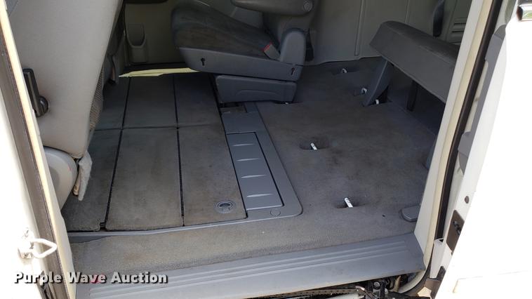 image for item EU9796 2010 Chrysler Town & Country van