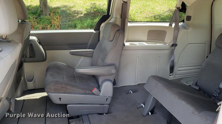 image for item EU9796 2010 Chrysler Town & Country van