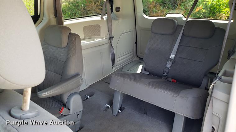 image for item EU9796 2010 Chrysler Town & Country van