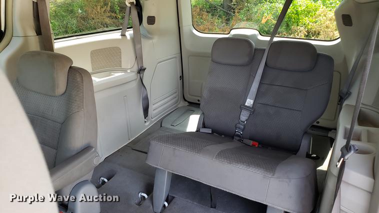 image for item EU9796 2010 Chrysler Town & Country van