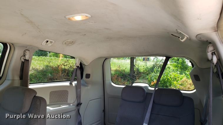 image for item EU9796 2010 Chrysler Town & Country van