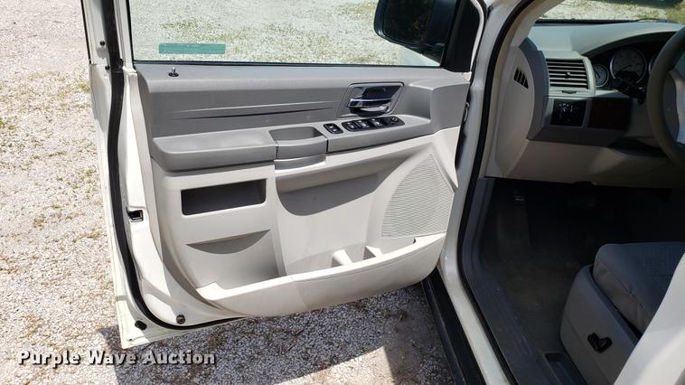 image for item EU9796 2010 Chrysler Town & Country van