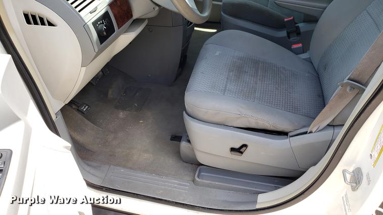 image for item EU9796 2010 Chrysler Town & Country van