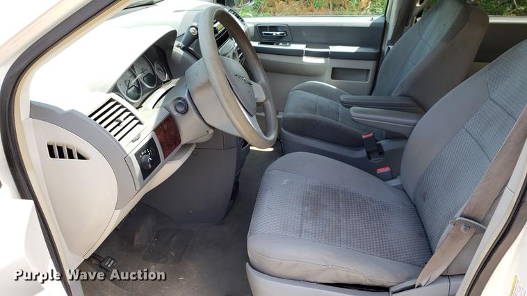 image for item EU9796 2010 Chrysler Town & Country van