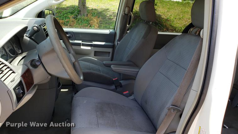 image for item EU9796 2010 Chrysler Town & Country van