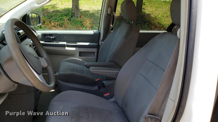image for item EU9796 2010 Chrysler Town & Country van