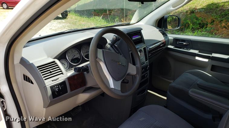 image for item EU9796 2010 Chrysler Town & Country van