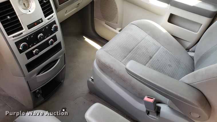 image for item EU9796 2010 Chrysler Town & Country van